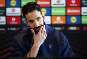 记者：阿莫林中场休息接受采访，这是英超新赛季举措的一部分