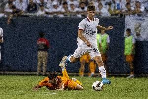 保留50%二转分成，米兰官方：18岁中场利贝拉里转会意乙卡坦萨罗