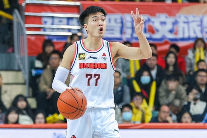 广东先走一人！媒体人：黄荣奇加盟北京首钢