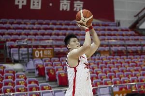 媒体人：雷蒙用头蹭对方的脸 是经验的体现 他在尝试干扰对手情绪