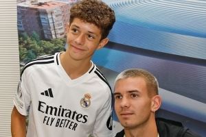 亲和力！卢宁、马斯坦托诺参加皇马球迷见面会，为小球迷签名