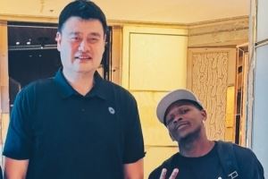 爱德华兹要隔扣姚明来致敬！森林狼官推：只有他敢这么说😂