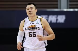 韩德君辽宁生涯常规赛场均12.5分8.1板1.2助 季后赛11.4分8.1板