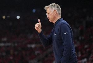 科尔：让老将只打15分钟很难 会在剩余季前赛尝试更多阵容组合