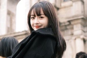 可甜可盐爱打球！篮网中国官方拉拉队成员“球球”贺京杰美照