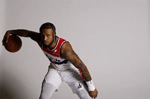 别上头！惠特摩尔次节连送下饭操作 半场10分钟拿到7分3板+2失误