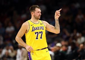 这什么神仙？？！东契奇后场被犯规 随后一推超超远神仙三分轰进