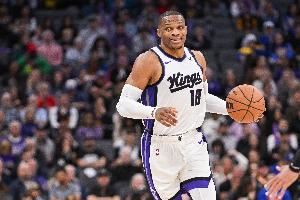 就靠我这无保障底薪顶了?威少上半场10中6得16分4板7助 三分5中3