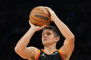 生涯之夜！格雷森·阿伦17中12轰下42分 10记三分创个人新高